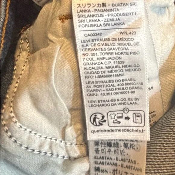 NWT Levi's High Waisted Mom Jeans  Mid Wash Blue 28x29 - Picture 9 of 14